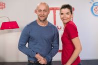 Die Sendung mit dem Elefanten – WESTDEUTSCHER RUNDFUNK KÃ–LN Die Sendung mit dem Elefanten Uhr auf dem KiKA und ab dann auch in der Elefanten-App. JÃ¼rgen Vogel ist gemeinsam mit Anke Engelke in der â€žSendung mit dem Elefantenâ€œ zu sehen. Â