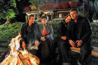 Der Bergdoktor – Familie Gruber mit Hans (Heiko Ruprecht, l.), Lisbeth (Monika Baumgartner, 2.v.l.), Lilli (Ronja Forcher, 2.v.r.) und Martin (Hans Sigl, r.), verbringt einen letzten gemeinsamen Abend am Lagerfeuer, bevor Martin am nächsten Tag wieder ausziehen will.