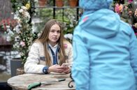 Sturm der Liebe – Melli (Bojana Golenac, r.) ist fassungslos über Valentinas (Paulina Hobratschk, l.) rücksichtsloses Verhalten.
