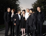 Navy CIS – (4. Staffel) - Die Mitglieder des Naval Criminal Investigation Service: Tim McGee (Sean Murray, r.), Dr. Donald Mallard (David McCallum, 3.v.l.), Jenny Shepard (Lauren Holly, 2.v.l.), Anthony DiNozzo (Michael Weatherly, l.), Abby Sciuto (Pauley Perrette, M.), Leroy Gibbs (Mark Harmon, 3.v.r.) und Ziva David (Cote de Pablo, 2.v.r.) ...