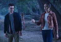 Ghosted – Während Max (Adam Scott, l.) und Annie (Amber Stevens West, r.) in einem neuen Fall ermitteln, sucht Barry das Gespräch mit Ava, um herauszufinden, was sie beschäftigt ...
