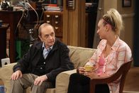 The Big Bang Theory – Verstehen sich gut: Penny (Kaley Cuoco, r.) und Professor Proton (Bob Newhart, l.) ...