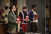 The Big Bang Theory – Leonard (Johnny Galecki, l.), Rajesh (Kunal Nayyar, r.) und Howard (Simon Helberg, M.) freuen sich auf einen Sommer ohne Sheldon. Doch zu früh gefreut, Sheldon hat einen Plan ...