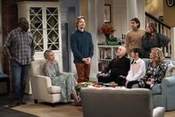 Last Man Standing – v.l.n.r.) Chuck Larabee (Jonathan Adams); Mandy Baxter (Molly McCook); Kyle Anderson (Christoph Sanders); Ed Alzate (Hector Elizondo); Ryan Vogelson (Jordan Masterson); Jen (Krista Marie Yu); Kristin Baxter (Amanda Fuller); Vanessa Baxter (Nancy Travis)