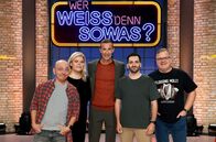 Wer weiß denn sowas? – Moderator Kai Pflaume (M.) und seine Rateteam-Kapitäne Bernhard Hoëcker (l.) und Elton (r.) begrüßen in dieser Sendung die beiden Schauspieler*innen Marie Schöneburg (2.v.l.) und Hassan Akkouch (2.v.r.)