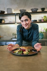 Zu Tisch mit Lucie - Kitchen Hacks – ilze als Fleischersatz: Mit Austernpilzen und Reispapier hat Lucie eine vegane Gänsekeule zubereitet.