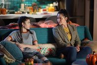 The Rookie – Lucy (Melissa O'Neil, r.) und Tamara (Dylan Conrique, l.) verbringen einen entspannten Abend Zuhause. Bis sie plötzlich eigenartige Geräusche aus ihrer Wand hören.