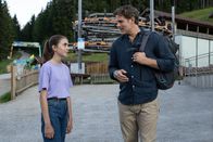 Die Bergretter – Bei einem gemeinsamen Ausflug nähern sich Mia (Mia-Sophie Ballauf) und ihr leiblicher Vater Lorenz (Steffen Groth) an.