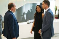 Suits – Rachel (Meghan Markle) und Mike (Patrick J. Adams) treffen auf den zum Bewerbungsgespräch erschienenen Larry Burnham (Larry Day). Wird er eine Rolle spielen beim Fortbestand der Kanzlei ohne Jessica?