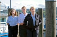 WaPo Bodensee – Nele (Floriane Daniel, r.) und Julia (Wendy Güntensperger, l.) machen sich mit der Hotelangestellten Daniela Dahlke (Laura Lippmann, M.) auf die Suche nach der verschwundenen Vanessa.