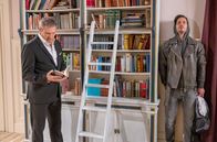 Sturm der Liebe – Tom (Milan Marcus, r.) wird fast von Christoph (Dieter Bach, l.) in dessen Wohnung entdeckt.