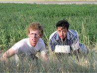 Napoleon Dynamite – Napoleon (Jon Heder, l.) freundet sich mit Pedro (Efren Ramirez) an, der genauso wie er selbst, ein Aussenseiter ist.
