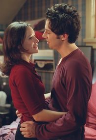 Scrubs - Die Anfänger – Zwischen J.D. (Zach Braff, r.) und Alex (Elizabeth Bogush , l.) wird es langsam ernst, es ist nur noch eine Frage der Zeit, bis die beiden miteinander im Bett landen ...