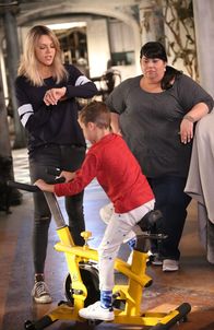 The Mick – Mickey (Kaitlin Olson, l.) und Alba (Carla Jimenez, r.) wollen Ben (Jack Stanton, M.) bei einem Wissenschaftsprojekt helfen und steigern sich richtig in die neue Aufgabe hinein.