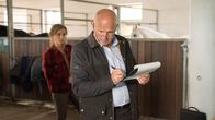 Reiterhof Wildenstein – Kontrolle vom Veterinäramt: Durch Friedel Ischinger (Fritz Egger) gerät die Zukunft von Rikes (Klara Deutschmann) Reiterhof in Gefahr.