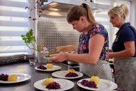 Landfrauenküche – Carolin Detsch und Küchenfee Margarete beim Kochen.