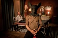 Tatort – Die "Maus" nimmt ein neues Video zur Entführung von Schnabel (Martin Brambach, l.) auf, mit seinen Forderungen.