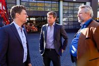 Die Rosenheim-Cops – Bernd Hofmeister (Markus Baumeister, l.) wird von den Kommissaren Hansen (Igor Jeftic, M.) und Stadler (Dieter Fischer, r.) zum Tod von Jan Prebitz befragt.