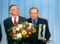In aller Freundschaft – MDR Fernsehen IN ALLER FREUNDSCHAFT FOLGE 100, "Die Kehrseite des Ruhms" Uhr. Die beiden Freunde Chefarzt Prof. Simoni (DIeter Belmann, rechts) und Prof. Reutter wurden beide für ihr medizinisches Lebenswerk auf dem Ärztekongress zu Leipzig nominiert. Wem wird der Ruhm gebühren?