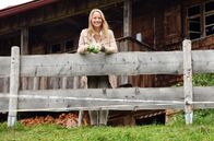 Daheim in den Bergen – Der tragische Unfalltod des jüngsten Leitner-Sohnes hat auch Lisas (Theresa Scholze) Leben nachhaltig verändert. Nicht nur, dass ihre große Liebe daran zerbrach, Lisa ging daraufhin auch fort, um in München Jura zu studieren. Mit dem erklärten Ziel: ein juristisches Mittel zu finden, um die Weiden ihrer Familie zurückzuholen, die Sebastian Leitner aus Rache einbehalten hat.