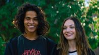 Fitting In – Lindy (Maddie Ziegler) und Adam (D'Pharaoh Woon-A-Tai) treffen sich immer häufiger und sind sehr glücklich miteinander.
