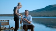 Rebecka Martinsson – Zwei, die sich verstehen: Rebecka (Ida Engvoll) und der Pathologe Pohjanen (Ville Virtanen).; ARD Degeto REBECKA MARTINSSON - DENN DIE GIER WIRD EUCH VERDERBEN, "Rebecka Martinsson - Till offer åt Molok" Uhr im ERSTEN. Zwei, die sich verstehen: Rebecka (Ida Engvoll) und der Pathologe Pohjanen (Ville Virtanen).