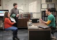 The Big Bang Theory – Sheldon (Jim Parsons, r.) will mit Hilfe eines Emotionendetektors die Gefühle seiner Freunde Amy (Mayim Bialik, l.) und Howard (Simon Helberg, M.) besser verstehen. Doch die haben schon bald die Schnauze gestrichen voll ...