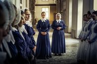 Charité – Schwester Therese (Klara Deutschmann, M.l.) wird von Oberin Martha (Ramona Kunze-Libnow, M.r.) zur neuen Vorsteherin befördert.