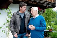 Der Bergdoktor – Dr. Martin Gruber (Hans Sigl, l.) schätzt die Meinung von Dr. Roman Melchinger (Siegfried Rauch, r.) sehr.