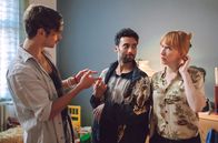 All You Need – Überraschungsbesuch: Simon (Ludwig Brix, li.) mietet sich bei Sarina (Christin Nichols) und Levo (Arash Marandi, Mitte) ein.