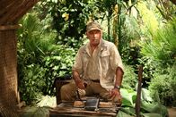 Last Man Standing – Molly entdeckt in ihrer Not das alte Funkgerät von Mike und fängt an mit Leuten rund um die Welt zu kommunizieren. Einer davon ist Ed (Hector Elizondo) der gerade Urlaub macht ...