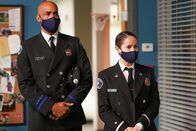 Station 19 – Station 19 Staffel 4 Folge 6 Bei der jährlichen Inspektion: Boris Kodjoe als Robert Sullivan, Jaina Lee Ortiz als Andy Herrara Copyright: SRF/ABC Studios