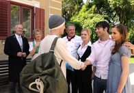 Sturm der Liebe – ARD STURM DER LIEBE FOLGE 1372 Uhr im ERSTEN. Markus (Tobias Dürr, v.) verlässt den Fürstenhof und verabschiedet sich von seinen Freuden (v.l.n.r.: Alfons (Sepp Schauer), Hildegard (Antje Hagen), André (Joachim Lätsch), Lena (Johanna Bönninghaus), Robert (Lorenzo Patané) und Eva (Uta Kargel).