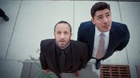 American Detective – L-R: Detective Joe Schillaci (Jason Coviello) und Detective Rodriguez (Noel Mirabal)