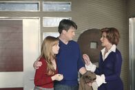 Castle – Martha (Susan Sullivan, r.) und Alexis (Molly C. Quinn, l.) sind in großer Sorge um Richard (Nathan Fillion, M.), denn der Serientäter treibt nach wie vor sein Unwesen.