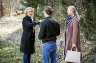 Sturm der Liebe – Nachdem Desirée (Louisa von Spies, r.) David (Michael N. Kühl, M.) seinen Reisepass überreicht hat, will Beatrice (Isabella Hübner, l.) ihrem Sohn Geld für die Flucht geben.