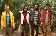 The Great Indoors – (v.l.n.r.) Brooke (Susannah Fielding); Emma (Christine Ko); Mason (Shaun J. Brown); Clark (Christopher Mintz-Plasse)