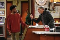 Superior Donuts – Obwohl Arthur (Judd Hirsch, r.) Franco (Jermaine Fowler, l.) selber nicht mehr Gehalt zahlen kann, gefällt es ihm überhaupt nicht, als sein Angestellter noch eine zweite Stelle annimmt - ausgerechnet bei Fawz ...