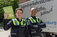 Großstadtrevier – Wer die Radfahr-Prüfung am Ende besteht, bekommt von Daniel Schirmer (Sven Fricke, l.) und Lukas Petersen (Patrick Abozen) einen Radfahrpass.