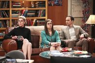 The Big Bang Theory – Weil Leonard und Penny noch einmal heiraten möchten, laden sie Leonards Eltern und Sheldons Mutter Mary zur Feier ein. Doch nicht nur Amy (Mayim Bialik, M.) und Sheldon (Jim Parsons, r.) bekommen daraufhin die Wut von Leonards Mutter Beverly (Christine Baranski, l.) zu spüren ...