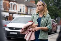 Hullraisers – Toni (Leah Brotherland) hat aus Versehen den teuren Designermantel einer Mitschülerin ihrer Tochter aus der Vorschule mitgenommen. Sie will das teure Stück so schnell wie möglich zurückgeben, doch dann reiht sich eine Katastrophe an die andere.