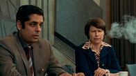 Powerplay - Smart Girls Go for President – Parteisekretär Ivar Leveraas (Manish Sharma) und Gro Harlem Brundtland (Kathrine Thorborg Johansen) sind beunruhigt über die Ankündigung des Regierungschefs Nordli.