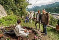Watzmann ermittelt – Der Chefredakteur des Berchtesgadener Kuriers Georg Reitinger (Komparse) wurde tot aufgefunden. Dr. Sonja Bitterling (Genoveva Mayer, l.) informiert die Kommissare Jerry Paulsen (Peter Marton, M.) und Benedikt Beissl (Andreas Giebel, r.) über die mutmaßliche Todesursache. (mit Komparsen im HG.)