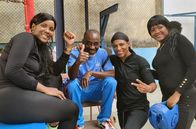 360° Reportage: Kuba - Die Stunde der Boxerinnen – Trainerlegende Nardo Mestre Flores (2.v.l.) war selbst ein internationaler Star der Boxszene. Der mittlerweile 71-Jährige hat auch zu Zeiten des Verbots Frauen trainiert.