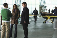 Castle – Rome (Erik Palladino, l.), der Trainer des verstorbenen Hochleistungsschwimmers, kommt Castle (Nathan Fillion, r.) und Beckett (Stana Katic, M.) etwas seltsam vor ...