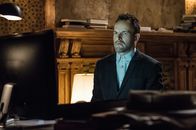 Elementary – Ist verzweifelt, als er erfährt, dass Watson entführt wurde: Sherlock Holmes (Jonny Lee Miller). Sein Bruder Mycroft sagt ihm auf den Kopf zu, dass sie der Mensch ist, den er am meisten auf der Welt liebt ...