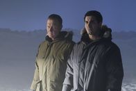 Scorpion – Als ihre eigene Regierung sie bei ihrem neuesten Fall nicht unterstützen will, entschließen sich Cabe (Robert Patrick, l.) und Walter (Elyes Gabel, r.) dazu, russische Ressourcen zu nutzen - mit oder ohne deren Einverständnis ...