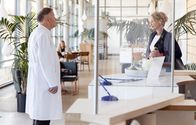 In aller Freundschaft – Dr. Roland Heilmann (Thomas Rühmann) sucht noch einmal das Gespräch mit Carolin Kern (Franziska Schlattner). Doch die Star-Anwältin glaubt ihrem Sohn und bereitet gerade eine Anzeige wegen unterlassener Hilfeleistung gegen Kris Haas vor.
