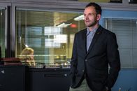 Elementary – Sherlock Holmes (Jonny Lee Miller) muss die Ermittlungen aufnehmen, als in einem Fass eine Leiche gefunden wird. Die Tötungsart weist seines Erachtens eine typische Mafia-Handschrift auf ...