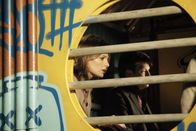 Castle – Zusammen mit einem Zeugen sind Castle (Nathan Fillion, r.) und Beckett (Stana Katic, l.) auf der Flucht vor der Mafia ...